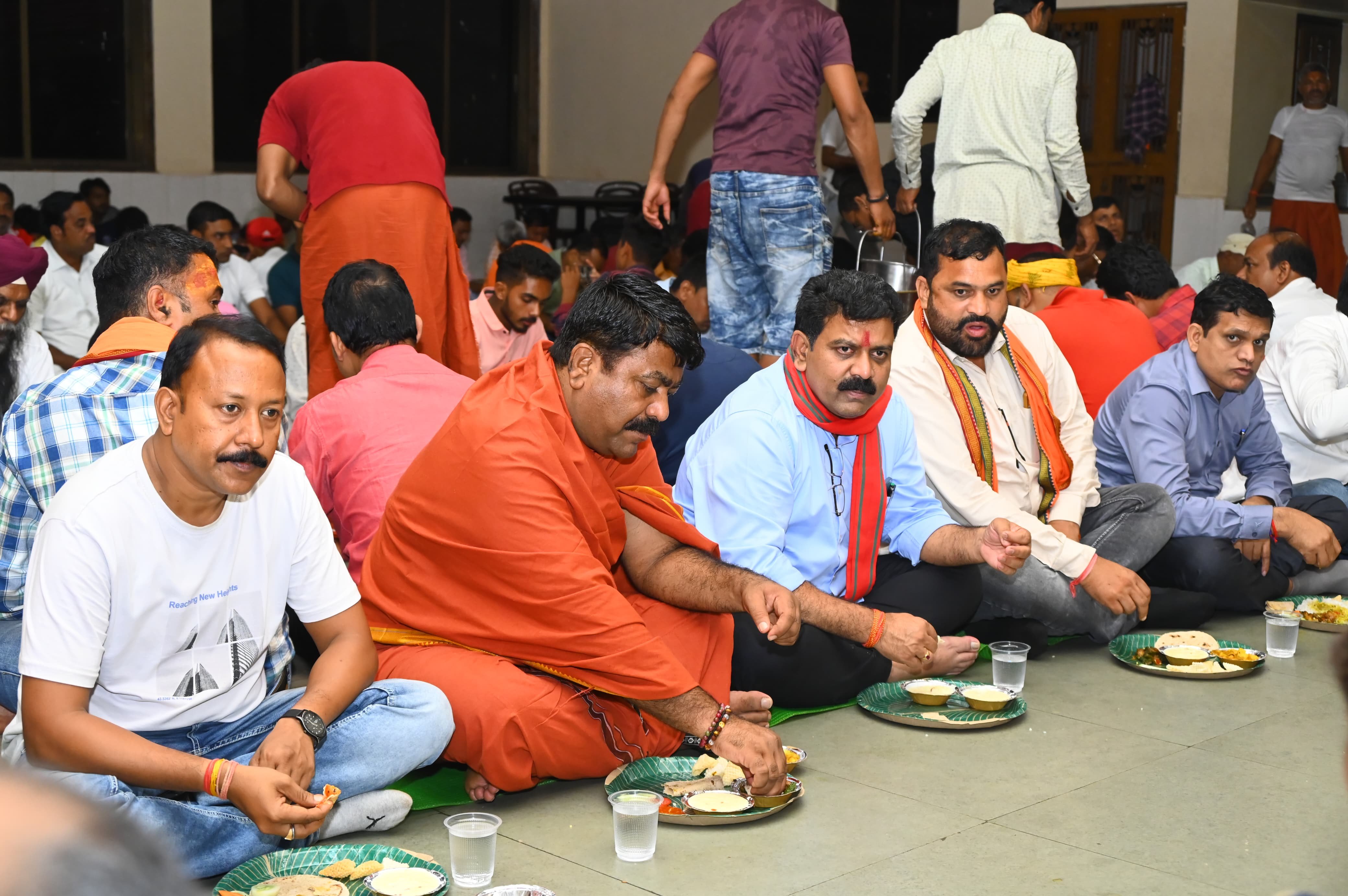 उपमुख्यमंत्री विजय शर्मा कावड़ियों के बीच पहुँचे अमरकंटक.. कावड़ियों के साथ किया भोजन
