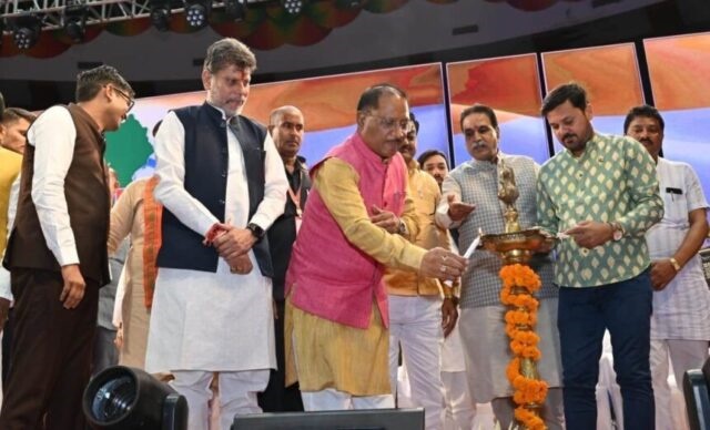 देश के मशहूर गायक कैलाश खेर ने देशभक्ति गीतों की सुरमयी प्रस्तुति दी : जोहार तिरंगा कार्यक्रम का भव्य आयोजन मुख्यमंत्री विष्णु देव साय हुए शामिल