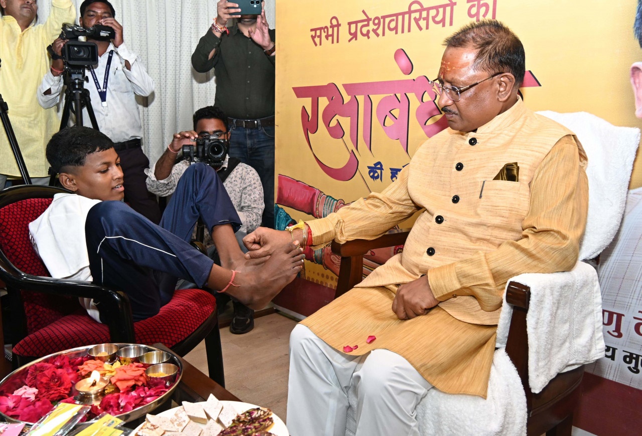 हाथ नहीं, पैरों से मुख्यमंत्री विष्णु देव साय को वर्षा ने बांधी राखी