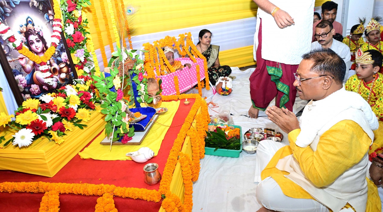 विष्णु के घर कृष्ण जन्माष्टमी की धूम : मुख्यमंत्री ने दिव्यांग बच्चों संग मनाया त्यौहार