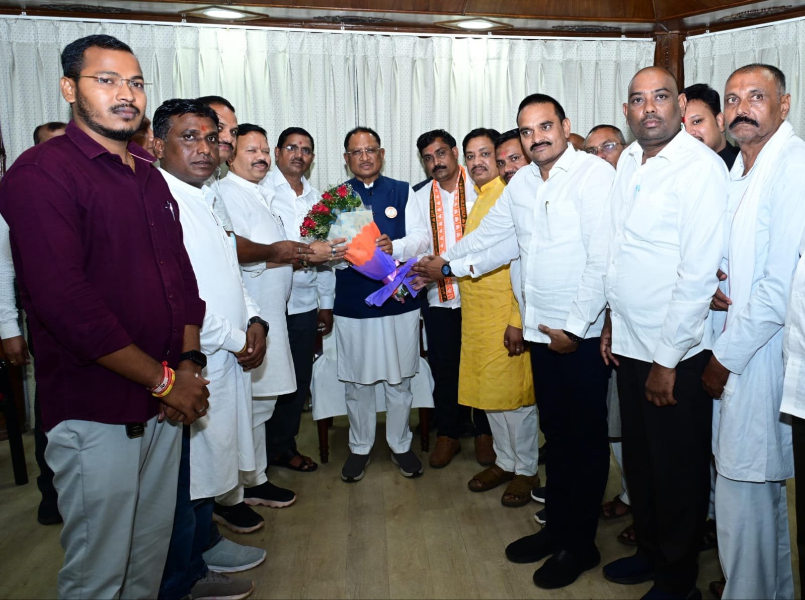  मुख्यमंत्री से चंद्रनॉहू कुर्मी क्षत्रीय समाज के प्रतिनिधिमंडल ने की मुलाकात