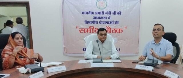 प्रभारी मंत्री लखन लाल देवांगन : सरकार की कल्याणकारी योजनाओं का क्रियान्वयन जमीनी स्तर पर अंतिम व्यक्ति तक लाभ पहुंचाएं 