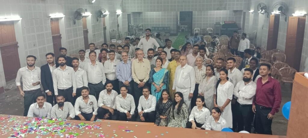 पुराने महाविद्यालय में से एक : सौ.कुसुम ताई दाबके विधि महाविद्यालय के छात्रों ने धूम धाम से मनाया शिक्षक दिवस