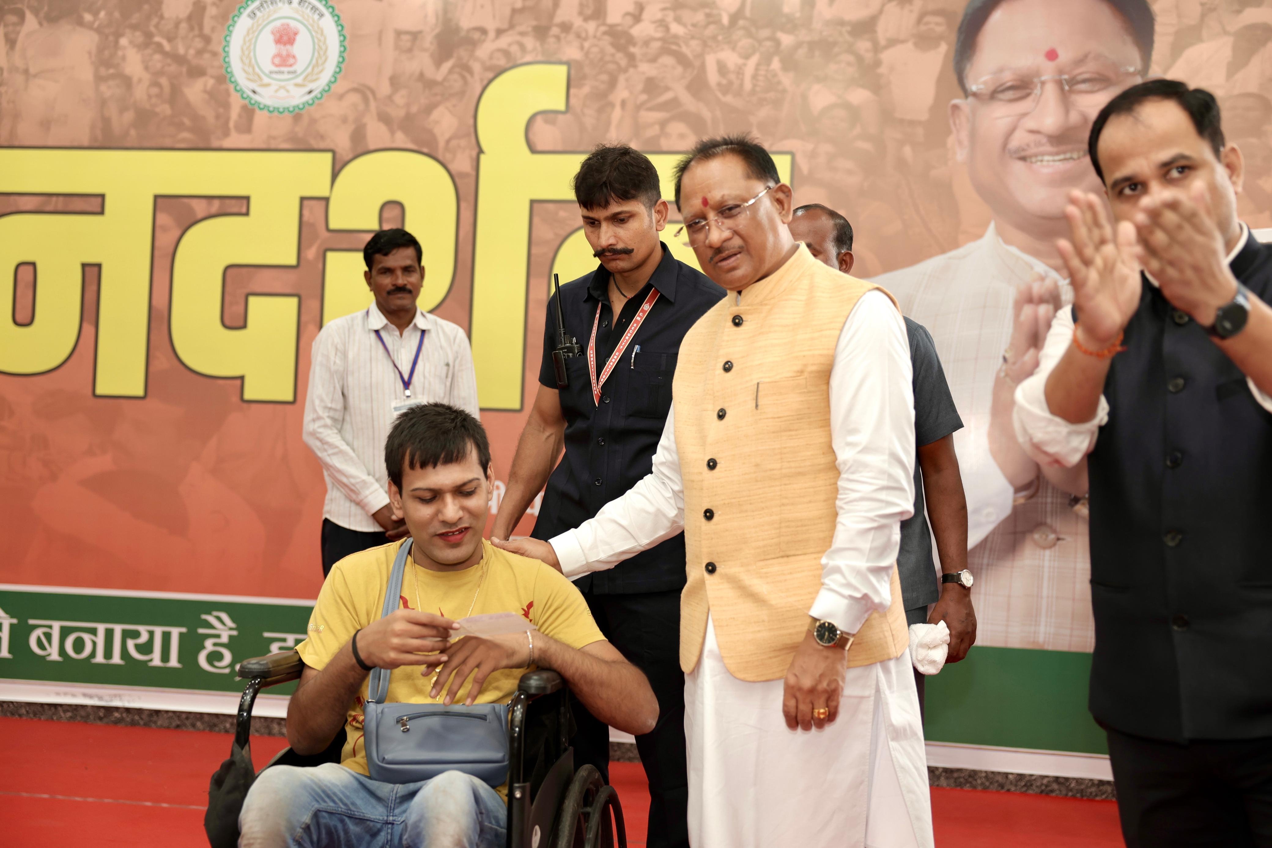  जनदर्शन : आईटीआई की पढ़ाई कर रहे राजूराम वाचम को मुख्यमंत्री के हाथों मिली मोटराइज्ड ट्राइसाइकिल