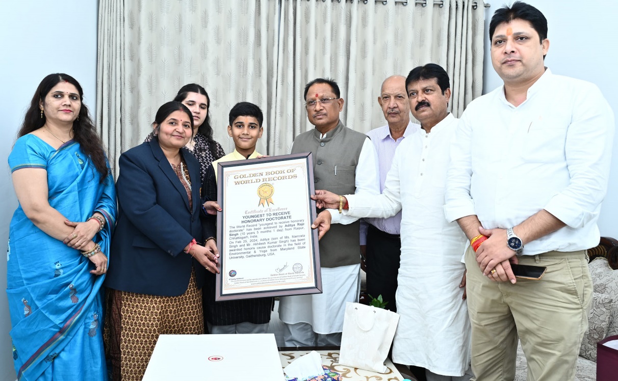 मुख्यमंत्री विष्णु देव साय से बाल पर्यावरण मित्र और लिटिल योग गुरु आदित्य राजे ने की सौजन्य मुलाकात