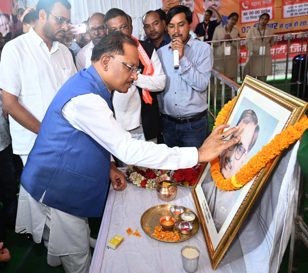 मुख्यमंत्री विष्णु देव साय ने पंडित दीनदयाल उपाध्याय की जयंती पर उन्हें किया नमन