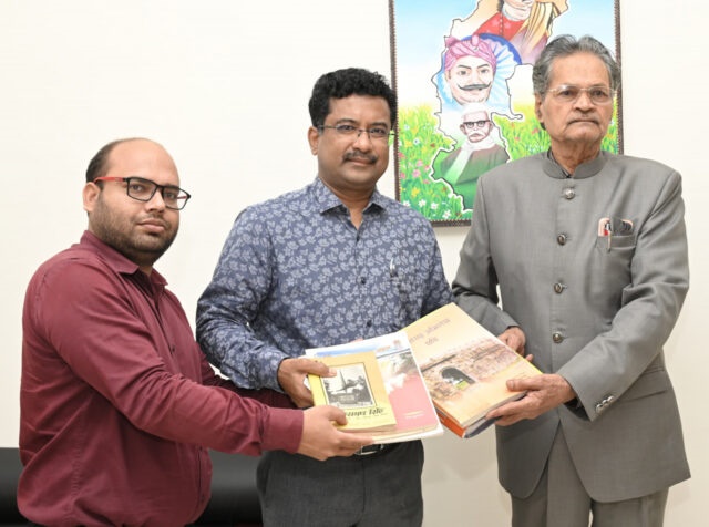 प्रमुख सचिव सोनमणि बोरा को दुर्लभ किताबें : इतिहासकार रमेन्द्रनाथ मिश्र ने भेंट की