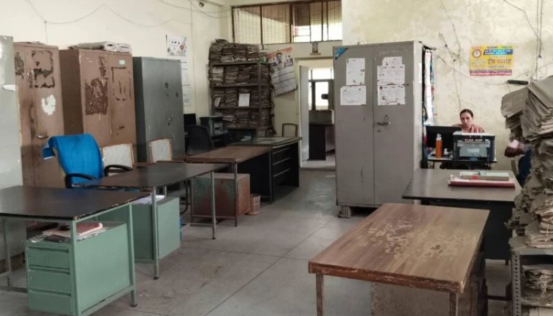 अधिकारी-कर्मचारियों की हड़ताल से सरकारी कामकाज ठप्प, 48 हजार शासकीय स्कूलों में लटके ताले