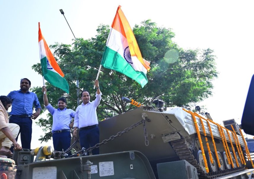 मुख्यमंत्री की पहल पर भव्य सैन्य समारोह, भारतीय सेना के भीष्म टैंक पहुंचे शहर, कलेक्टर ने किया स्वागत