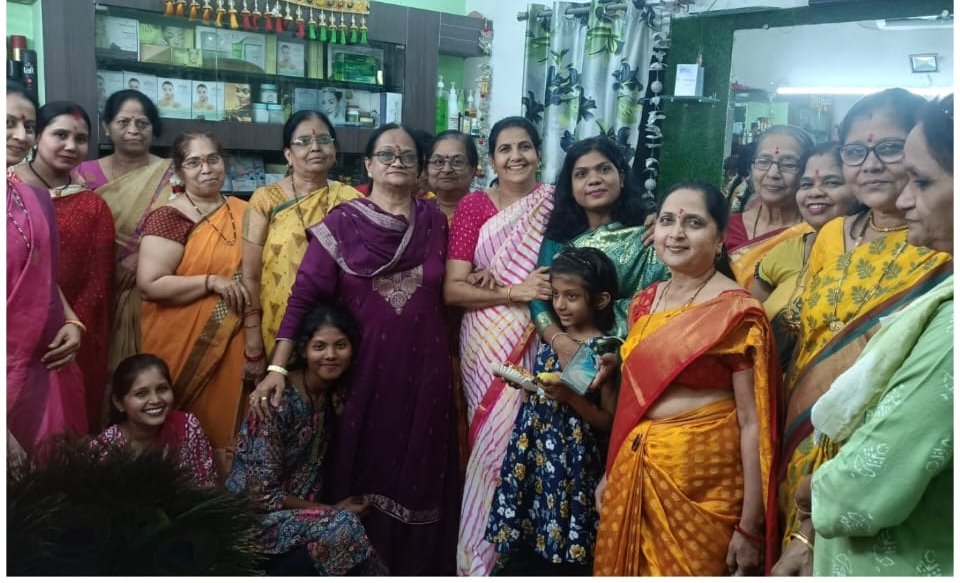  महावीर गोशाला की सफाई कर गायों को खिलाई रोटी