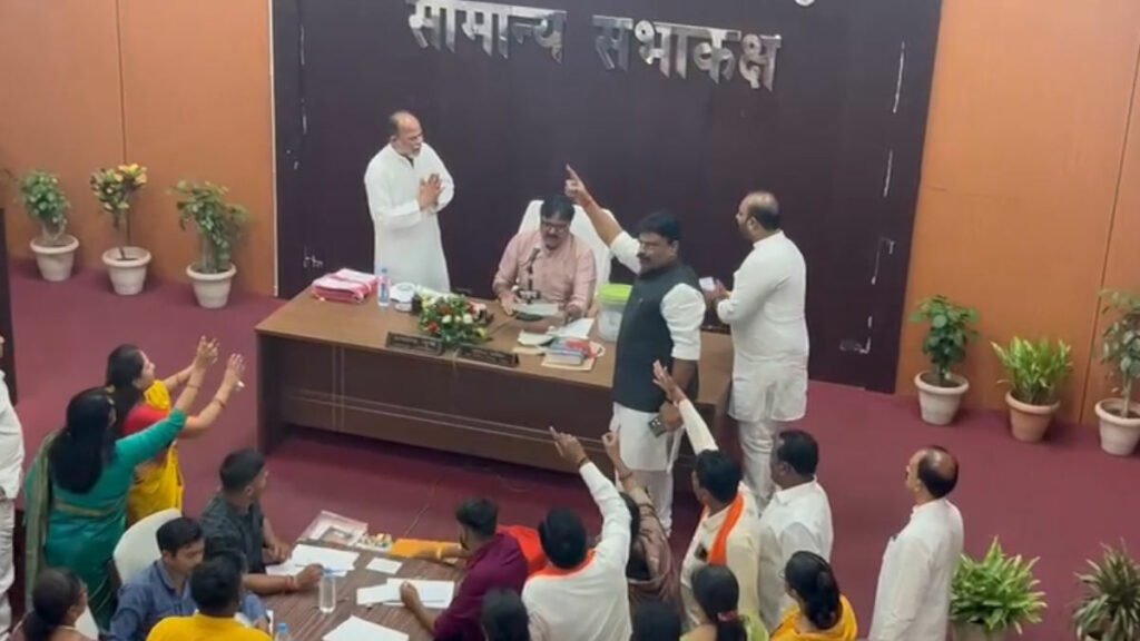 नगर निगम की सामान्य सभा रही हंगामादार... मेट्रो ट्रेन को लेकर भाजपाई कर रहे प्रदर्शन