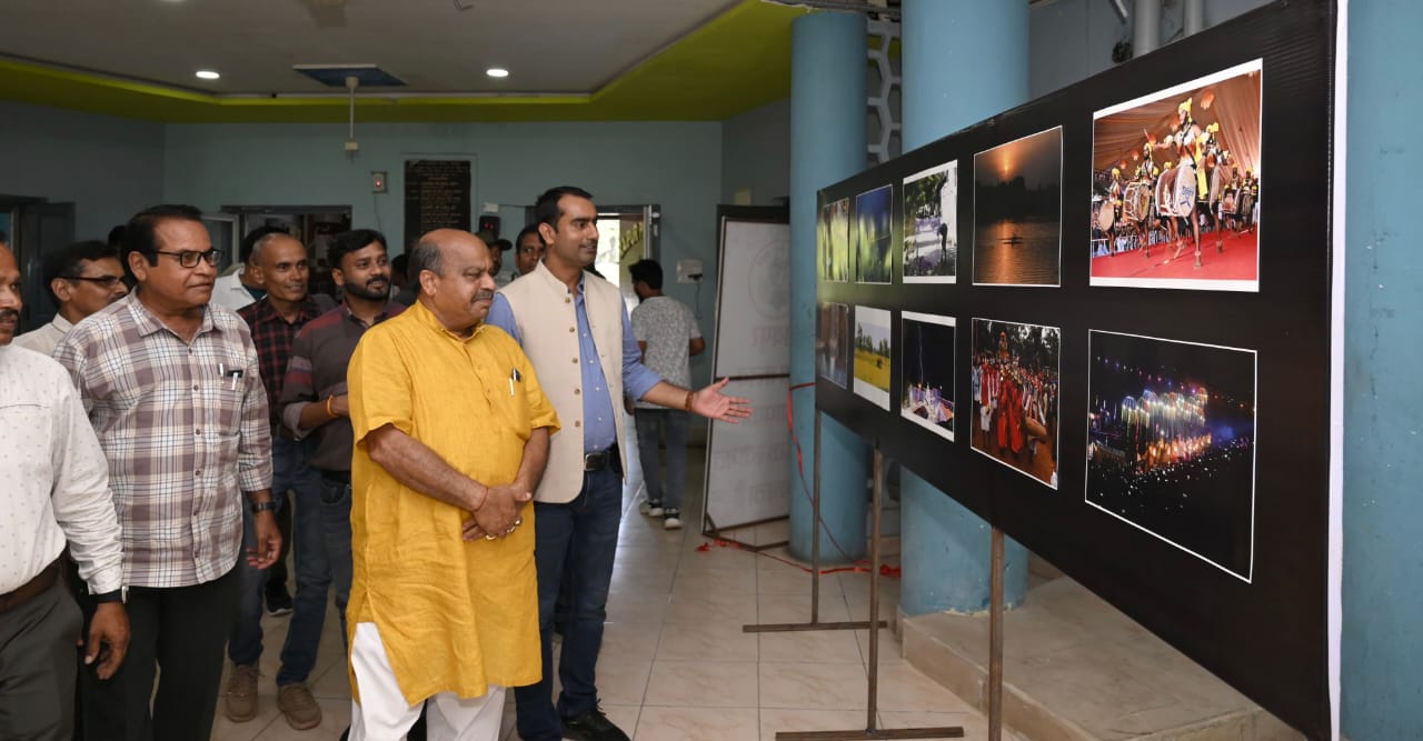  रायपुर प्रेस क्लब में 3 दिवसीय फोटो प्रदर्शनी का विधायक पुरंदर मिश्रा ने किया उद्घाटन