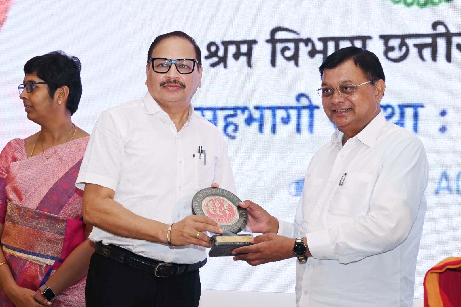 राज्य में श्रमिकों को रोजगार उपलब्ध कराने त्वरित कार्यवाही करें : श्रम मंत्री देवांगन