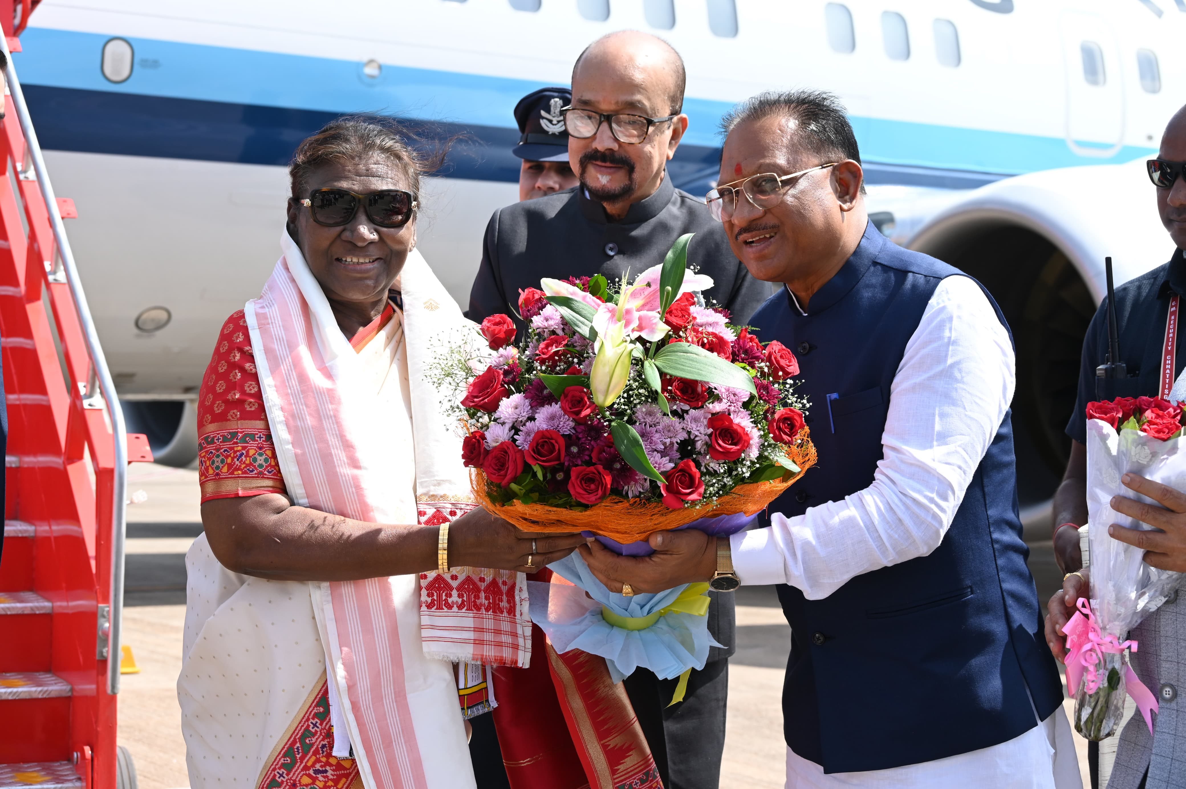  राष्ट्रपति  द्रौपदी मुर्मु दो दिवसीय प्रवास पर आज छत्तीसगढ़ की राजधानी रायपुर पहुंची