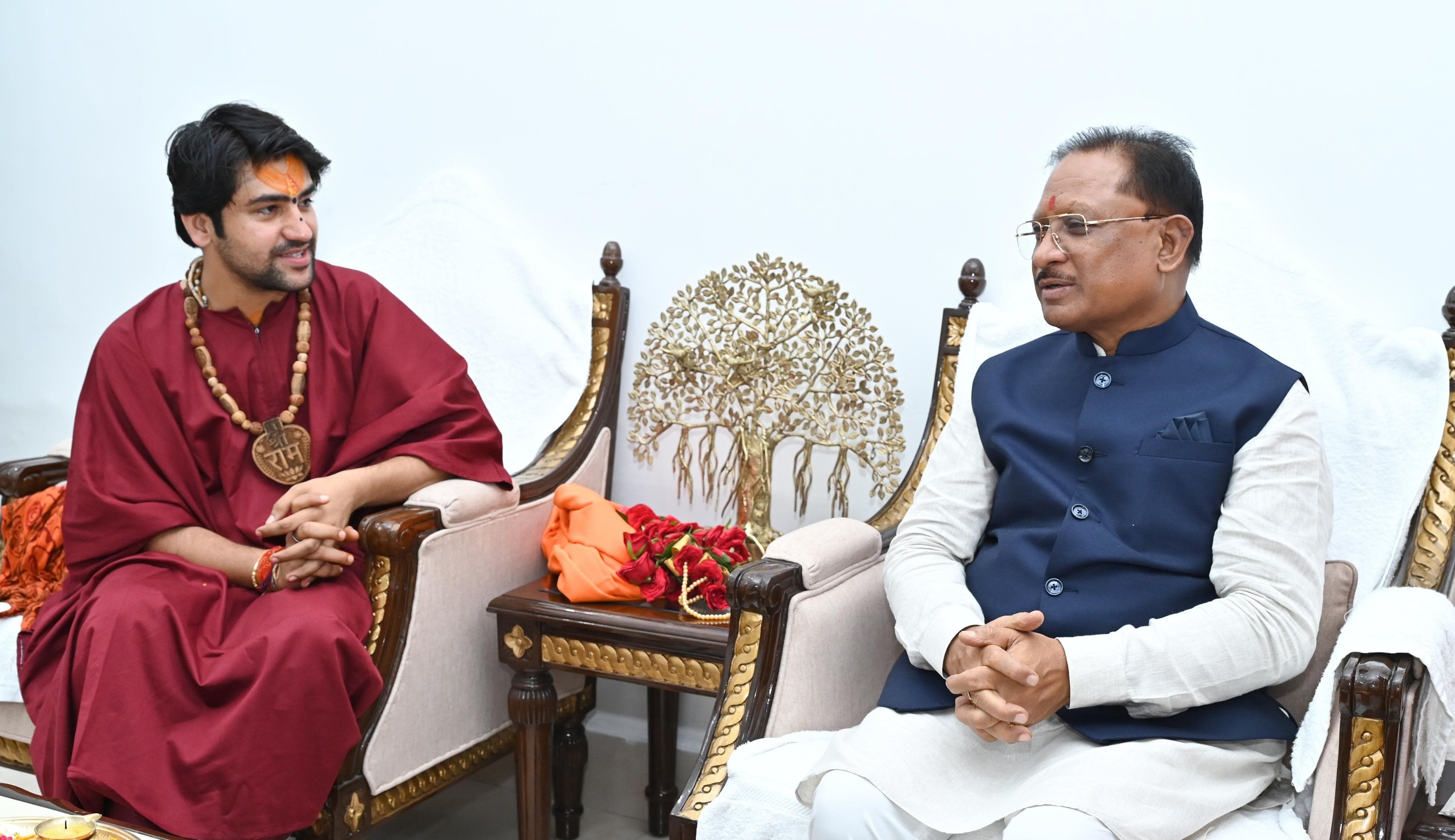  मुख्यमंत्री ने बागेश्वर धाम के पीठाधीश्वर पं. धीरेंद्र शास्त्री से  ग्रहण किया आशीर्वाद