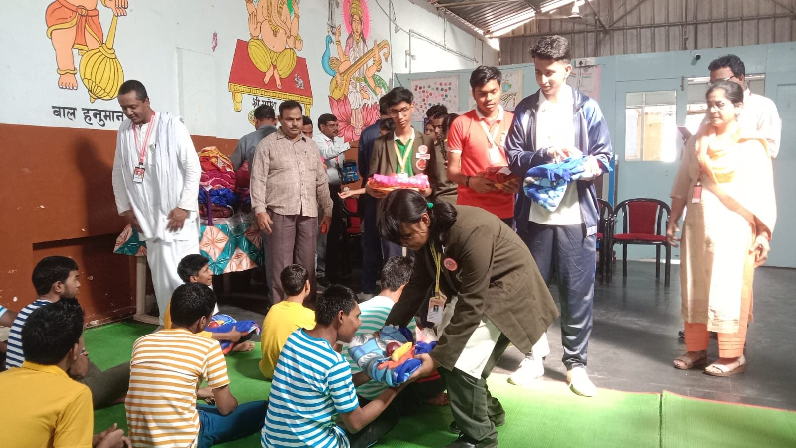 भारत सेवा श्रम संघ प्रणवानंद एकेडमी के बच्चों ने बांटा कम्बल और फल