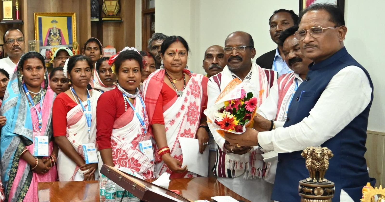 जशपुर से राजधानी पहुंचे मुंडारी नर्तक दल के कलाकारों ने मुख्यमंत्री से की मुलाकात