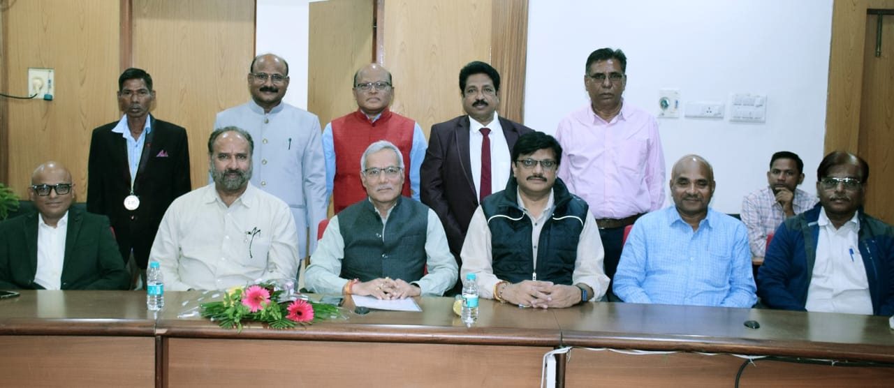  पॉवर ट्रांसमिशन कंपनी से पांच कर्मचारियों की भावभीनी विदाई