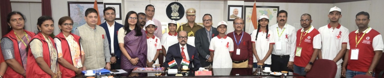 राज्यपाल डेका को जूनियर रेडक्रॉस जम्बूरी का एलबम भेंट किया