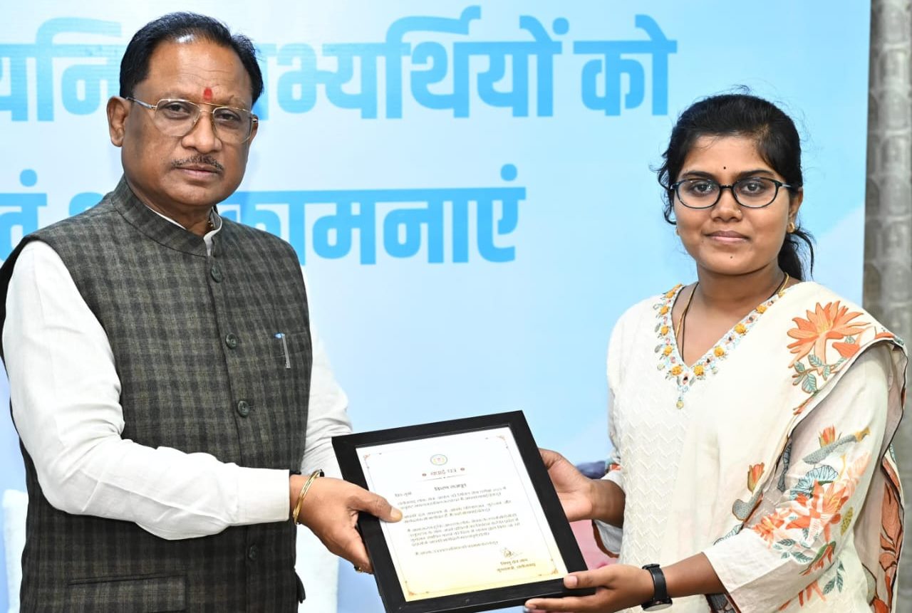  छत्तीसगढ़ लोक सेवा आयोग की परीक्षा पास कर किसान की बेटी किरण राजपूत बनी अधिकारी