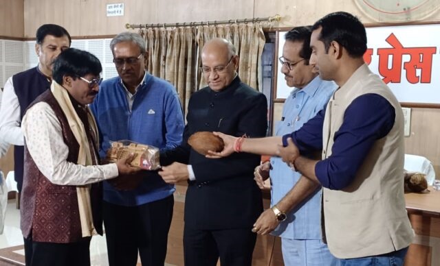 लोककला में समर्पण के लिए डॉ. पुरुषोत्तम चंद्राकर का सम्मान : पूर्व राज्यपाल रमेश बैस ने किया
