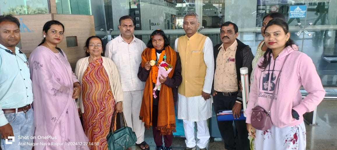  राष्ट्रीय बाल पुरस्कार लेकर लौटी हेमबती का माना एयरपोर्ट में स्वागत 