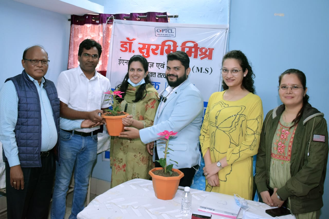  पाॅवर कंपनी में निःशुल्क चिकित्सा शिविर.... डाॅ.अबीर व डाॅ.सुरभि द्वारा जांच व उपचार
