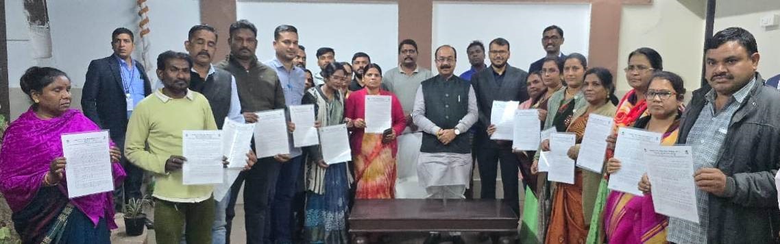 अनुकंपा नियुक्ति पाकर 22 आश्रितों के खिले चेहरे 
