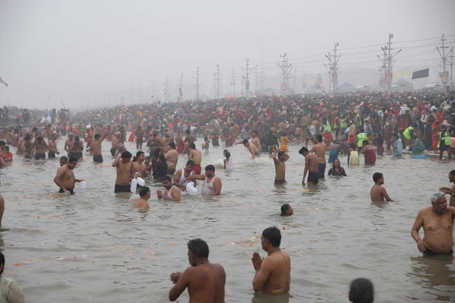 महाकुंभ 2025: 40 लाख श्रद्धालुओं ने लगाई आस्था की डुबकी, संगम तट पर भक्तों का सैलाब