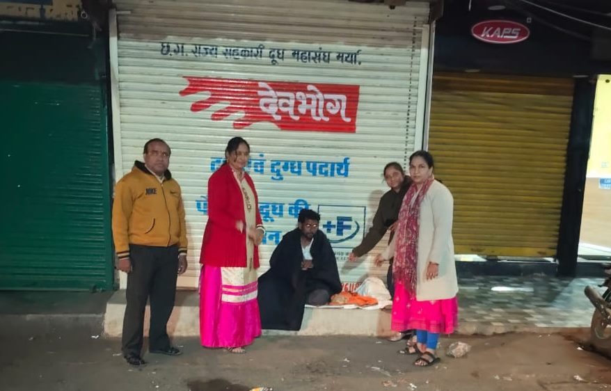 सेवा समिति और सामाजिक कल्याण संस्था ने जरूरतमंदों को बांटे कंबल