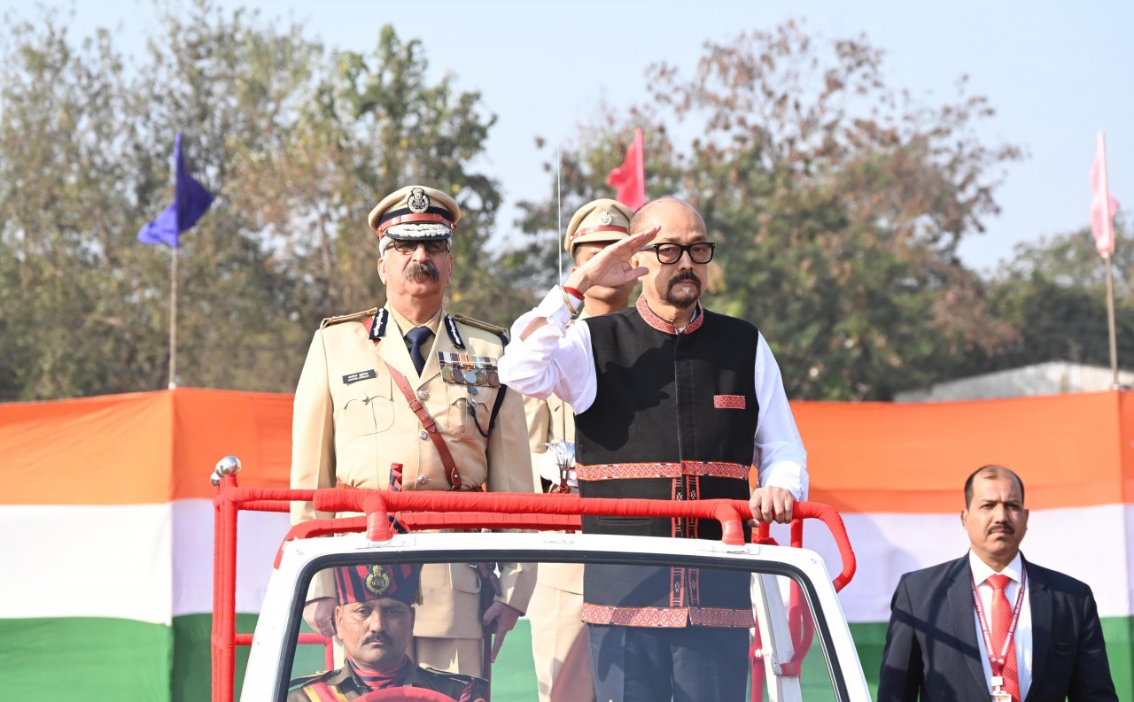 राज्यपाल रमेन डेका द्वारा राजधानी रायपुर में पुलिस परेड ग्राउंड में ध्वजारोहण किया गया