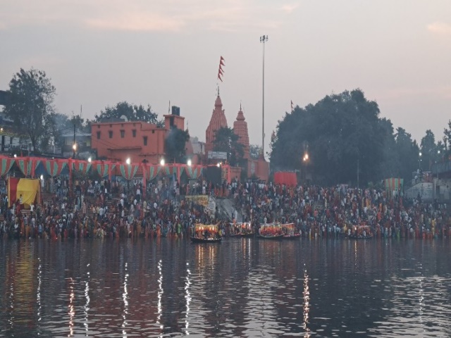 हजारों श्रद्धालुओं ने खारून में लगाई आस्था की डुबकी