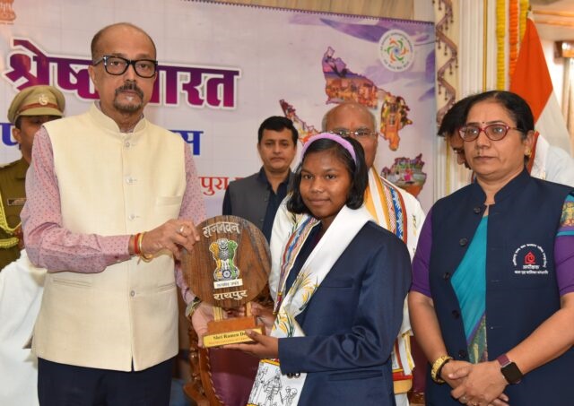 राष्ट्रीय बाल पुरूस्कार से सम्मानित बालिका का राज्यपाल रमेन डेका ने किया सम्मान