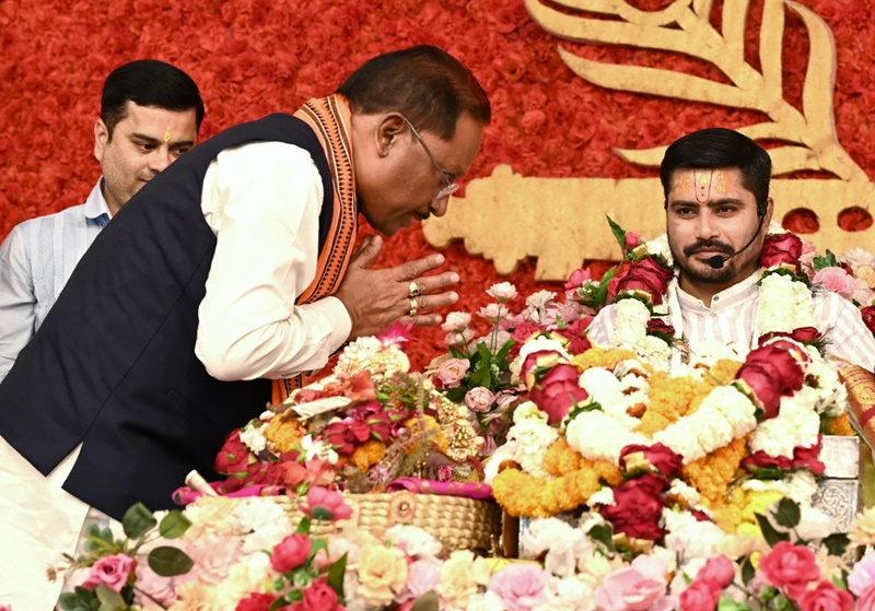 मुख्यमंत्री विष्णु देव साय ने श्रीमद्भागवत कथा में किया श्रीकृष्ण - सुदामा प्रसंग का श्रवण