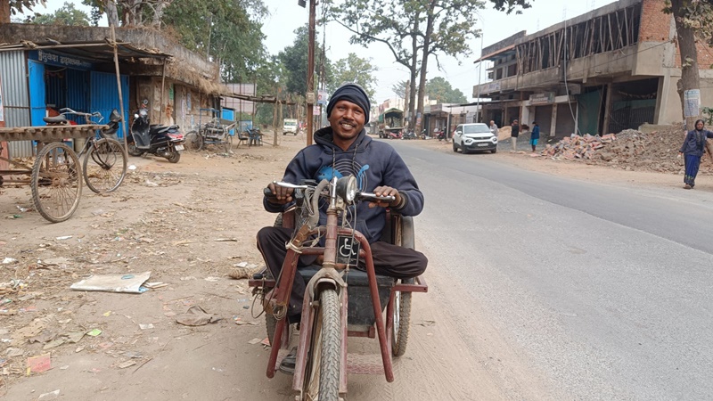हौसले की मिसाल, दिव्यांग बुन्देल कुमार अपनी मेहनत से चला रहे साइकिल रिपेयरिंग दुकान