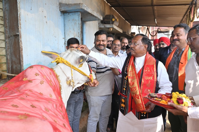 गौ-माता की सेवा कर कृषि मंत्री राम विचार नेताम ने मनाया अपना जन्मदिन