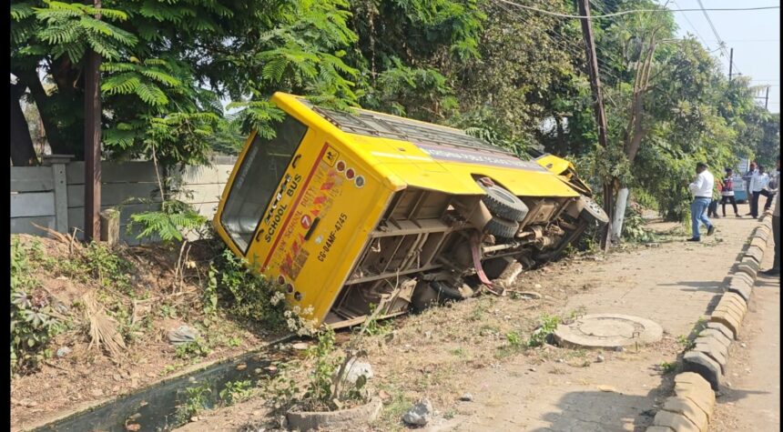 कृष्णा पब्लिक स्कूल की बस पलटी, ड्राइवर और कंडक्टर मौके से फरार