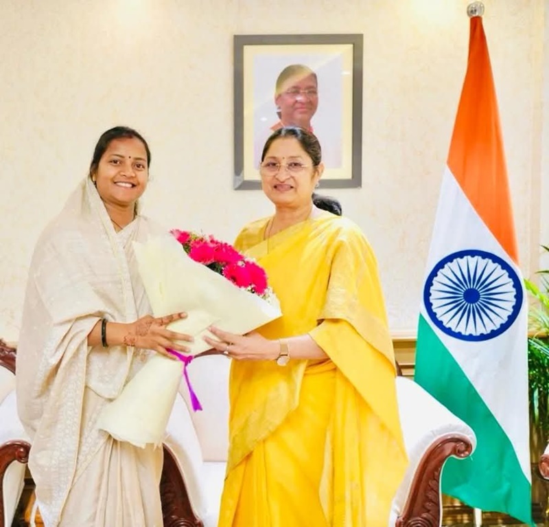 केन्द्रीय महिला एवं बाल विकास मंत्री से मंत्री लक्ष्मी राजवाड़े ने की सौजन्य मुलाकात