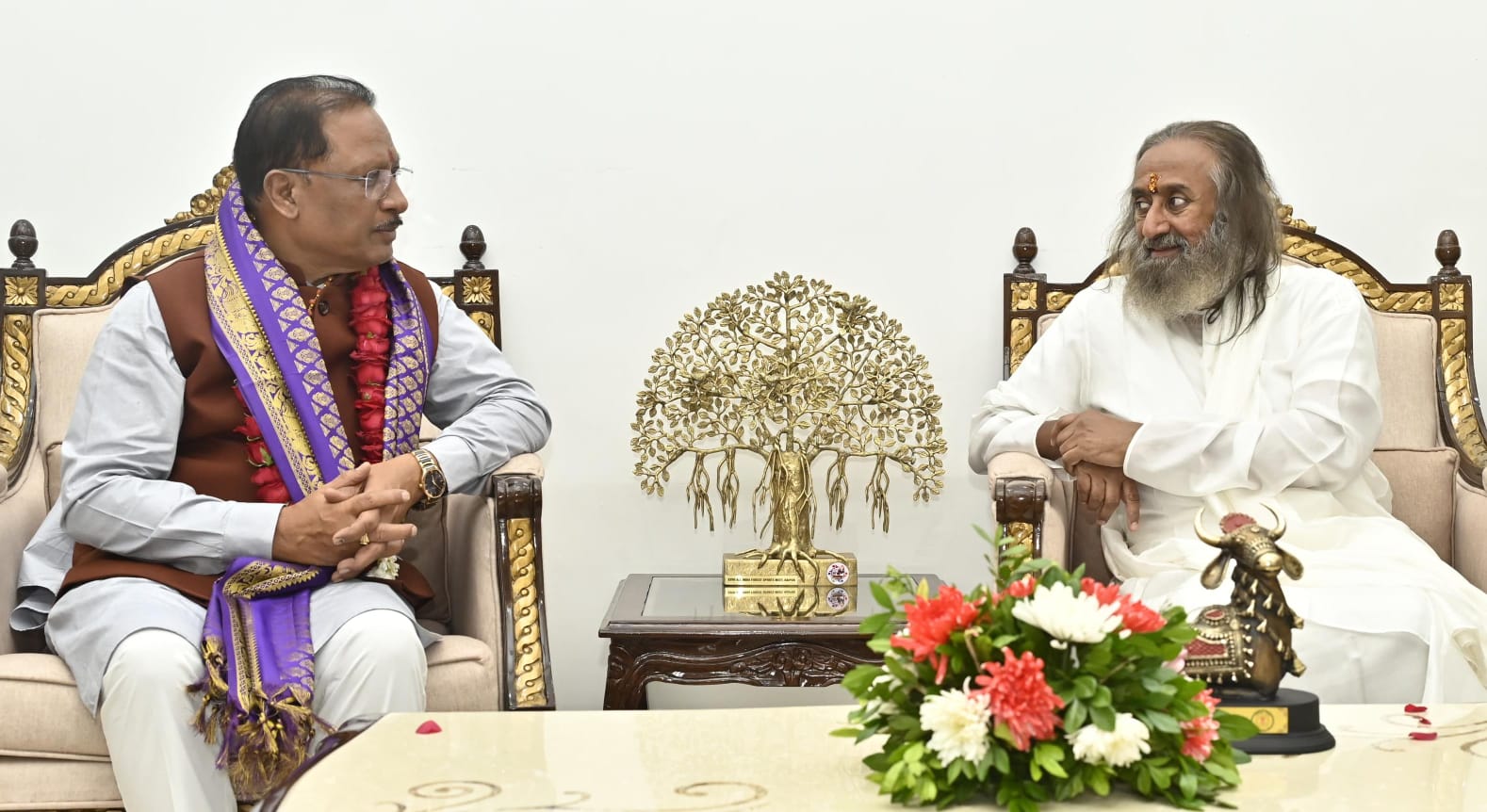  मुख्यमंत्री विष्णुदेव साय ने आध्यात्मिक गुरु श्रीश्री रविशंकर से लिया आशीर्वाद