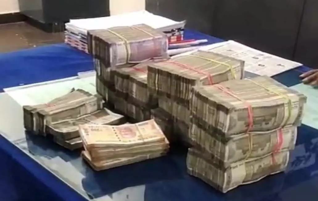 चेकिंग के दौरान कार से मिला लाखों का कैश, नोटों के बंडल देख पुलिस का भी माथा चकराया