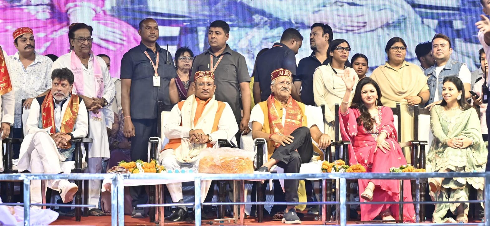 मुख्यमंत्री विष्णु देव साय ने भगवान झूलेलाल की शोभायात्रा का फूलों से किया भव्य स्वागत
