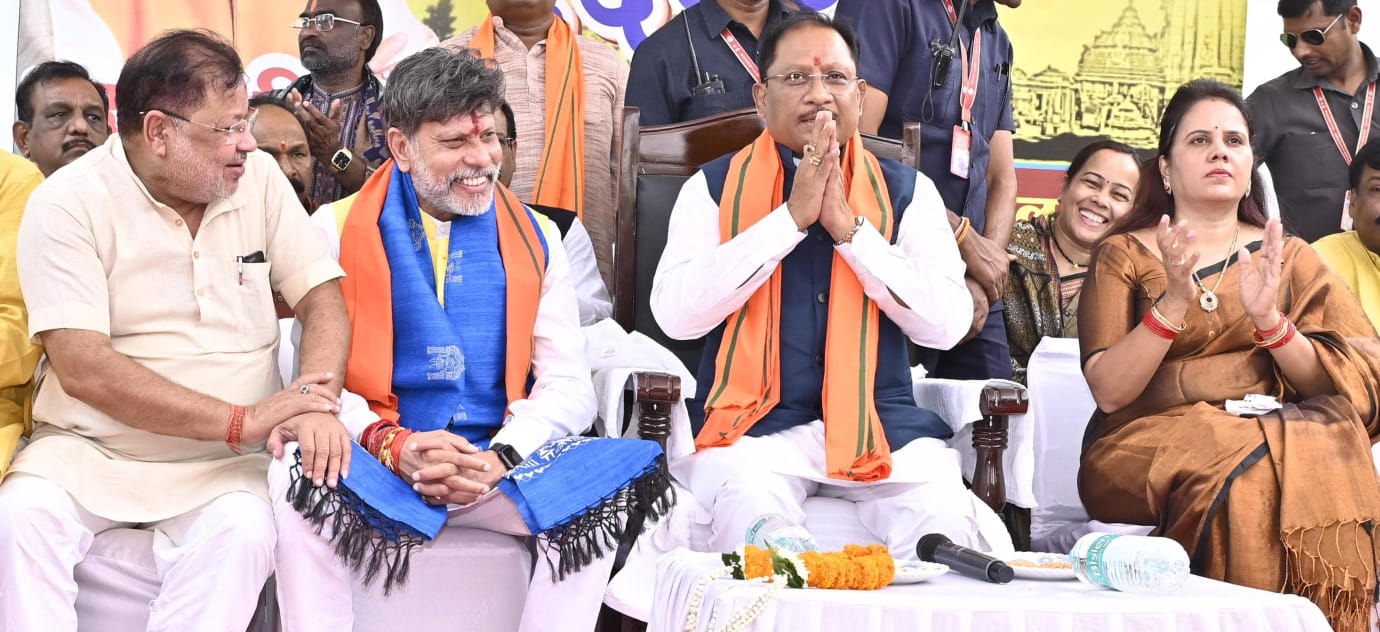 उत्कल दिवस पर मुख्यमंत्री साय ने स्वतंत्रता संग्राम सेनानी मधुसूदन दास की प्रतिमा पर किया माल्यार्पण