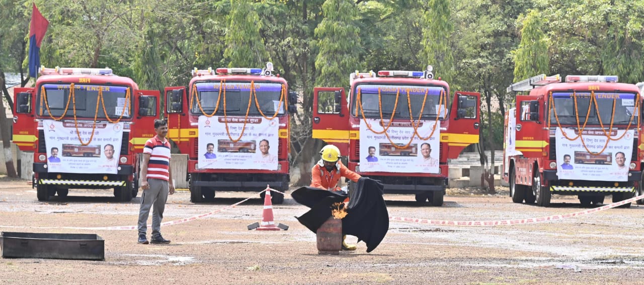 मुख्यमंत्री साय ने 18 नए अग्निशमन वाहनों को दिखाई हरी झंडी