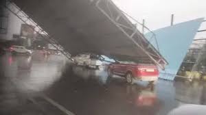 CG: आँधी तूफान में भीषण तबाही, कहीं कार पर गिरा शेड&hellip;..तो कहीं पंडाल और पेड़ उखड़े