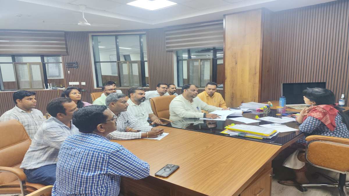 आंधी-बारिश के बीच NHM कर्मचारियों का प्रदर्शन: प्रतिनिधिमंडल ने अधिकारियों से की मुलाकात, महीनेभर में मांगों को पूरा करने का दिया आश्वासन