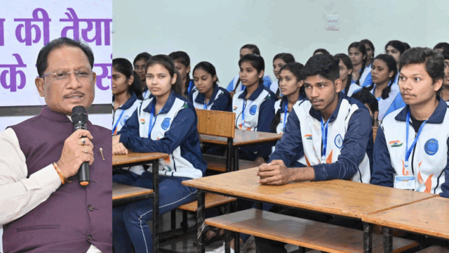 मुख्यमंत्री साय ने आकांक्षा विद्यालय में नीट जेईई कोचिंग के विद्यार्थियों से किया संवाद