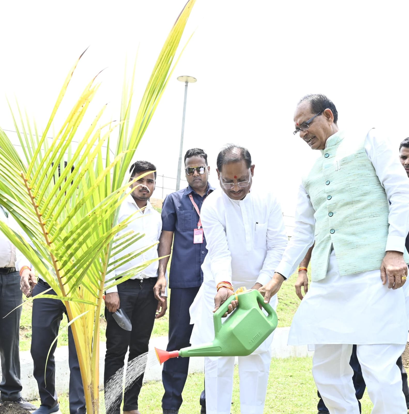 मुख्यमंत्री और केंद्रीय कृषि मंत्री ने नवा रायपुर में किया नारियल पौधे का रोपण