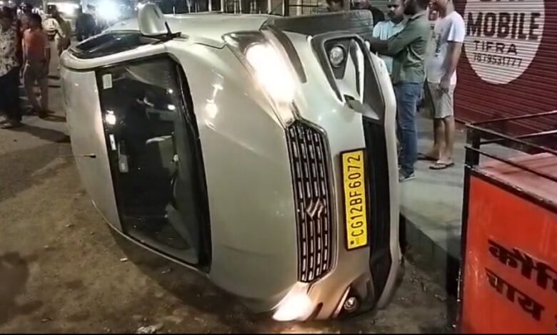 तेज रफ्तार का कहर, मवेशी को रौंदते हुए सड़क पर पलटी कार, चालक फरार