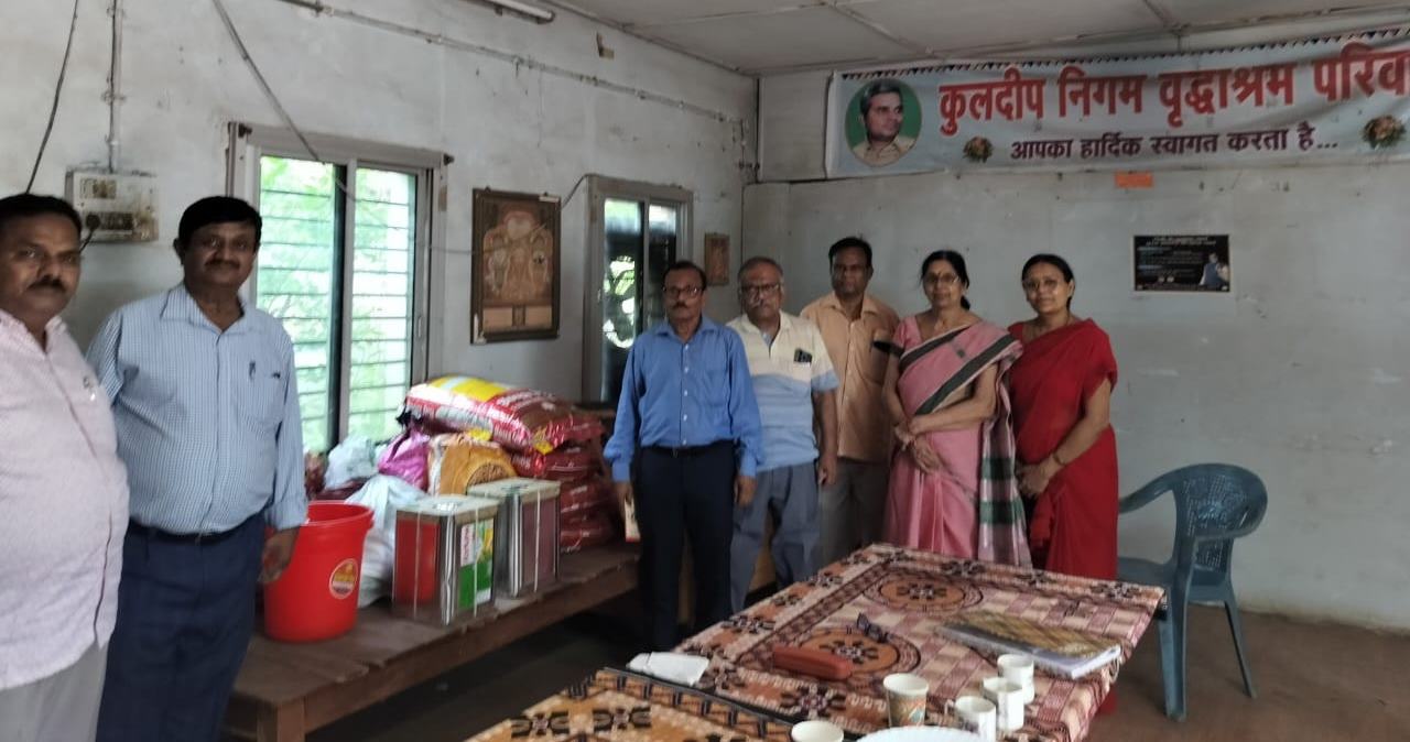  कुलदीप निगम वृद्धाश्रम में यूको बैंक बी सी क्लब द्वारा अन्नदान 