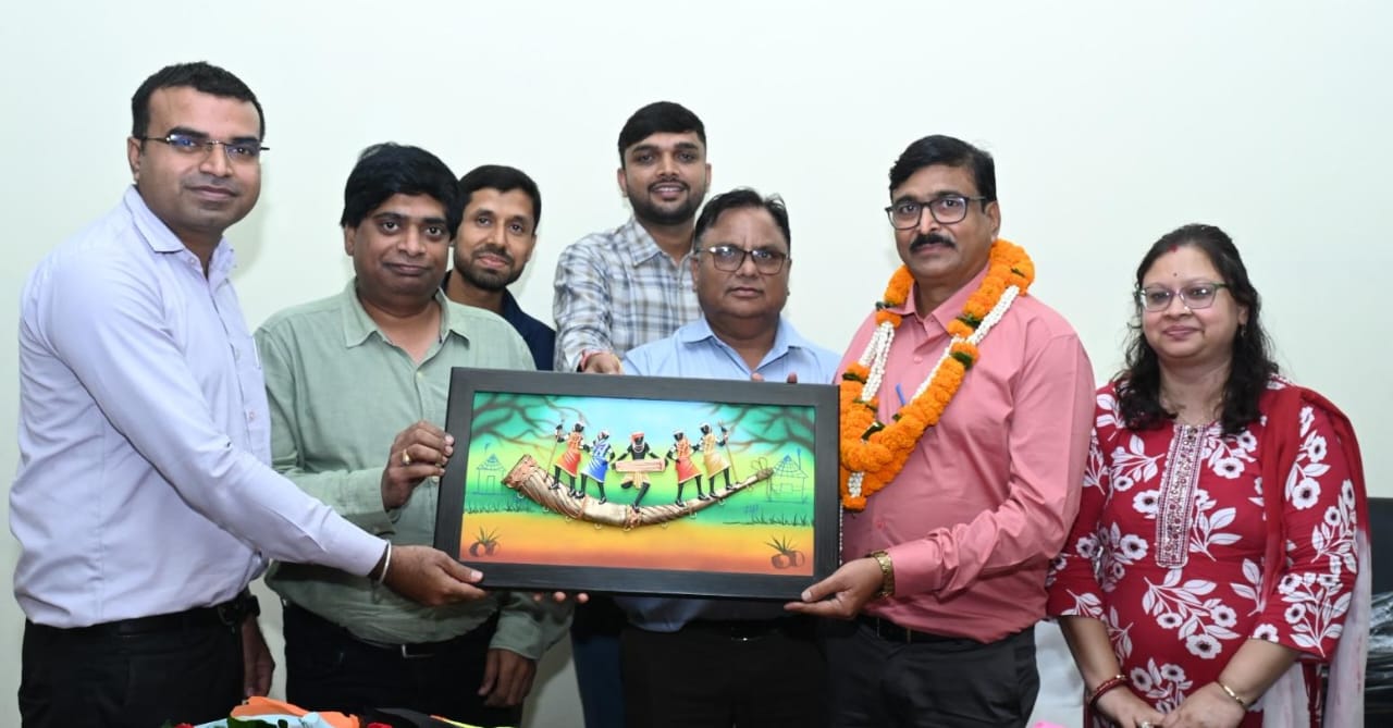  जनसंपर्क विभाग के उपसंचालक आनंद प्रकाश सोलंकी को सेवानिवृत्ति पर दी गई  विदाई